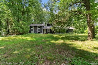 5022 Golf Club Rd, Howell, MI 48843