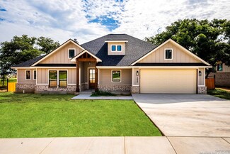 177 W Magnolia Cir, La Vernia, TX 78121