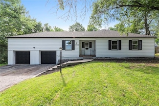7529 Mohawk Dr, Prairie Village, KS 66208