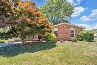 1100 Valley View Dr, Pearisburg, VA 24134