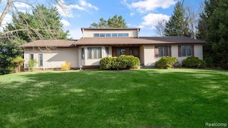 875 Hollyview Ln, Holly, MI 48442