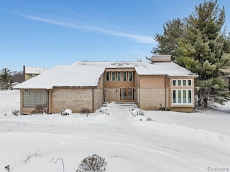 6040 Fairbrook Dr, West Bloomfield, MI 48322