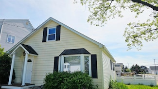 803 S 5th St, Lindenhurst, NY 11757