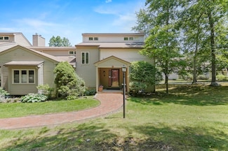 85 Parkhurst Dr, Westford, MA 01886