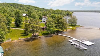 7260 Cottage Rd, Bellaire, MI 49615