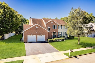 17 Glacier Dr, Howell, NJ 07731