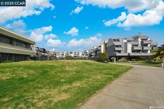 3 Embarcadero W Unit 233, Oakland, CA 94607