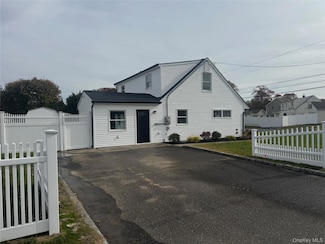 10 Vermont St, Lindenhurst, NY 11757