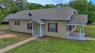1007 Hulme St, Bowie, TX 76230