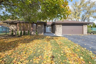 6710 W Golfview Ln, Palos Heights, IL 60463