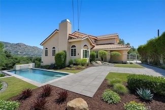 8838 Chatlake Dr, Canoga Park, CA 91304
