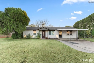 915 W Louisa Ave, Iowa Park, TX 76367