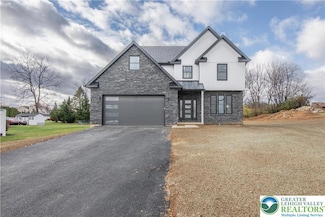 4579 Quarry St, Hokendauqua, PA 18052