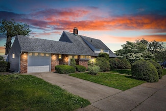 2 Starlight Ln, Levittown, NY 11756