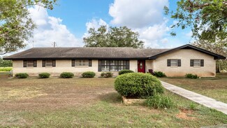1000 E 4th St, Nixon, TX 78140