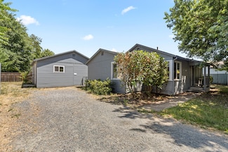 1411 Playford Ln, Grants Pass, OR 97527