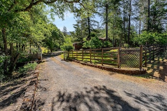 905 Summit Loop, Grants Pass, OR 97527