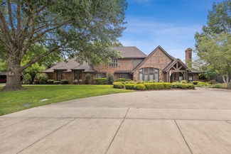 905 Country Club Rd, Cleburne, TX 76033