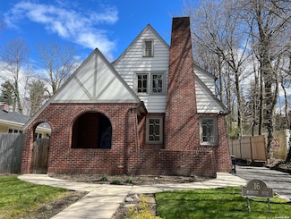 16 Oakwood Rd, Huntington, NY 11743