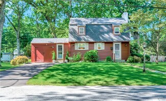 17 Meredith Dr, Cranston, RI 02920