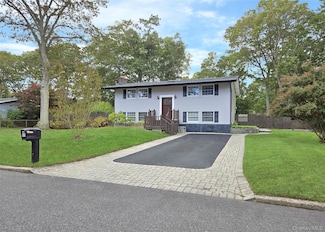 8 Stalker Ln, East Setauket, NY 11733
