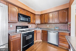 35 Powell Ct, Hightstown, NJ 08520