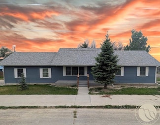 516 9th Ave W, Roundup, MT 59072