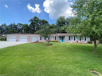 2413 Sandy Ct, Kernersville, NC 27284