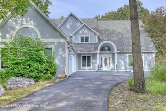 8 Hazlenut Dr, Mountain Top, PA 18707