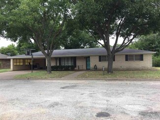 1036 Cactus Dr, Olney, TX 76374