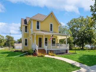 260 NE Maple Ave, Earlham, IA 50072