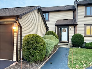 207 Charlesgate Cir, East Amherst, NY 14051
