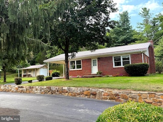7 Circle Dr, Petersburg, WV 26847