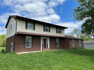 1235 S Hackman St, Staunton, IL 62088