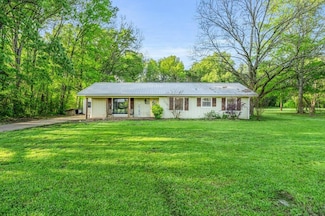 84 Park Cir, West Point, MS 39773