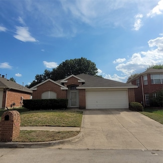 825 Stafford Station Dr, Saginaw, TX 76131