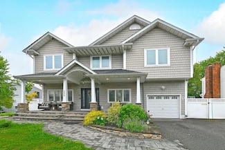 250 33rd St, Lindenhurst, NY 11757