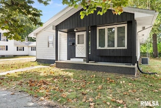 323 N Dye St, Virden, IL 62690