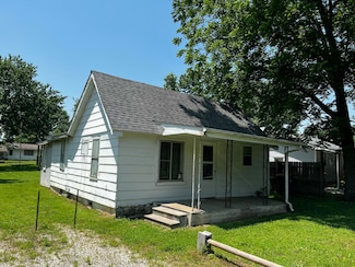 1102 Ivey St, Cassville, MO 65625
