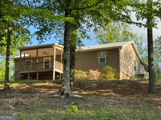 829 Pointe Dr S, Lineville, AL 36266