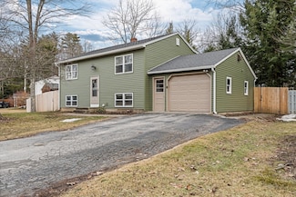 28 Forest Dr, Topsham, ME 04086