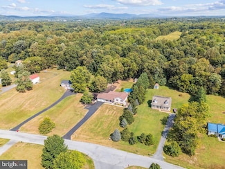 431 Canterbury Dr, Martinsburg, WV 25403