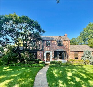 39 York Dr, Saint Louis, MO 63144
