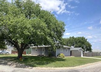 411 E 17th St, Ellis, KS 67637