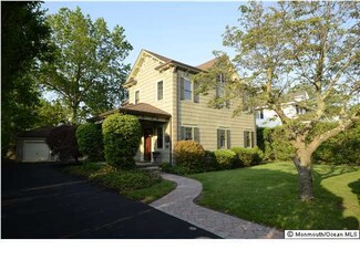 12 Wesley St, Monmouth Beach, NJ 07750