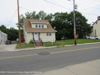 32 Water St, Englishtown, NJ 07726