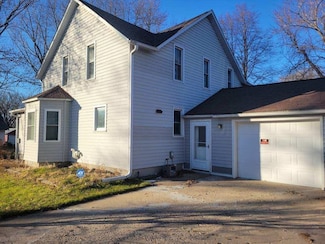 411 S Center St, Ceylon, MN 56121