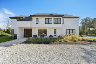 32 Tanners Neck Ln, Westhampton, NY 11977
