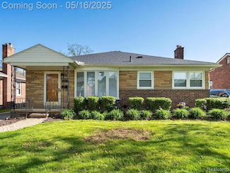 22615 Edgewood St, Saint Clair Shores, MI 48080