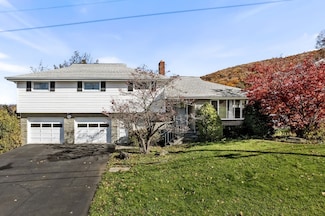 721 Sequoia Ln, Vestal, NY 13850